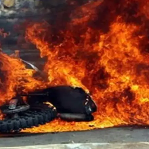 Πέρασαν χειροπέδες σε 16χρονο για εμπρησμό μοτοποδηλάτου στη Λευκωσία-Κλάπηκε την ίδια νύχτα