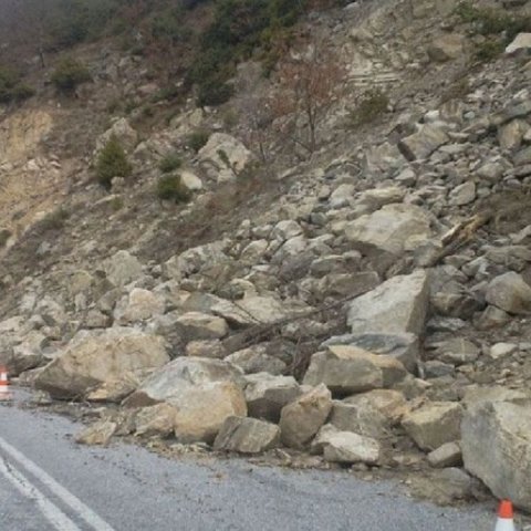 Κατολίσθηση πετρών σε δρόμους στα ορεινά επηρεάζουν την κυκλοφορία-Προσοχή συνιστά η Αστυνομία