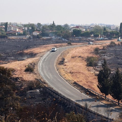 LIVE: Ελεγχόμενη η κατάσταση στα πύρινα μέτωπα, στη μάχη τα εναέρια μέσα-Ζημιές σε εκατοντάδες σπίτια