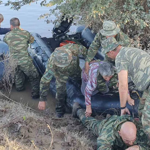 Πεζοναύτης ξαπλώνει στις λάσπες για να περάσουν πάνω του ηλικιωμένοι πλημμυροπαθείς