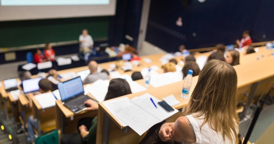 Συμφωνεί με ξενόγλωσσα στα δημόσια πανεπιστήμια, διαφωνεί με αυτοχρηματοδότηση η ΠΣΕΜ