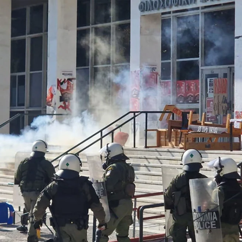 Επεισόδια με πέτρες και χημικά στο Αριστοτέλειο-Τα ΜΑΤ μπήκαν στο χώρο του πανεπιστημίου