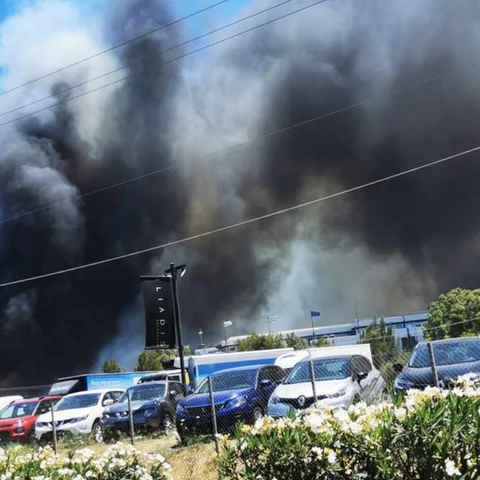 Οι κάμερες έπιασαν τον εμπρηστή να βάζει φωτιά σε δύο σημεία στη Βάρη