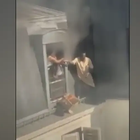 Συγκλονιστική διάσωση στο Παρίσι-Άνδρας έσωσε οικογένεια από διαμέρισμα που φλεγόταν