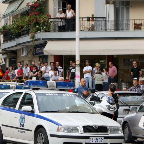 Εν ψυχρώ δολοφονία στη μέση του δρόμου στη Θεσσαλονίκη-Τρεις οι δράστες, η γυναίκα πάτησε τη σκανδάλη