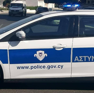 Αστυνομικός έκανε σήμα σε οδηγό να σταματήσει και τον παρέσυρε με το όχημα του