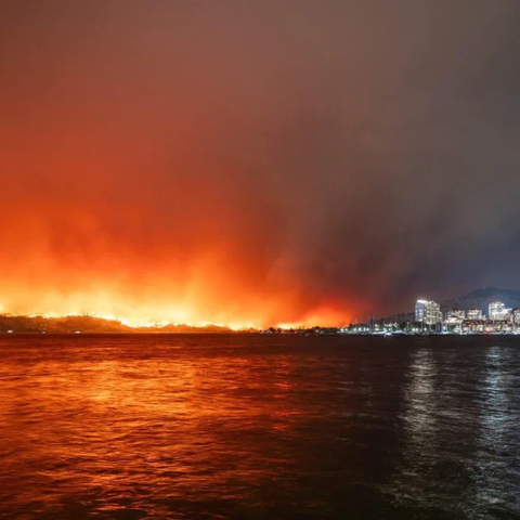 Τεράστια μέτωπα απειλούν πόλεις του Καναδά-Eκκενώθηκε πανεπιστημιούπολη, κάηκε πολυτελές ξενοδοχείο