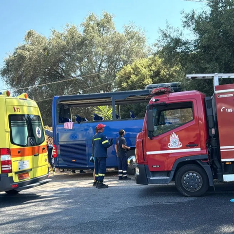 Πώς έγινε το τροχαίο με έναν νεκρό και δύο τραυματίες στην Κέρκυρα-Μέρος του λεωφορείου σφηνώθηκε στη νταλίκα