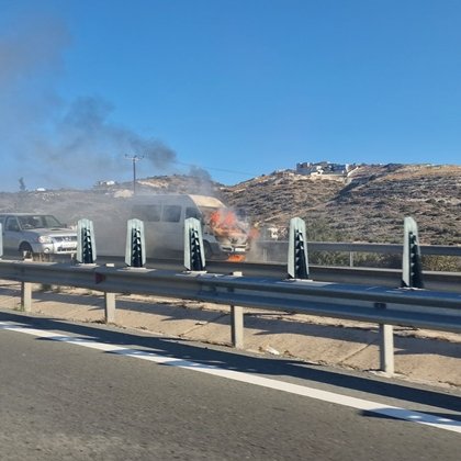 Όχημα τυλίχθηκε στις φλόγες στον αυτοκινητόδρομο-Κλειστές και οι δύο λωρίδες κυκλοφορίας (pic)