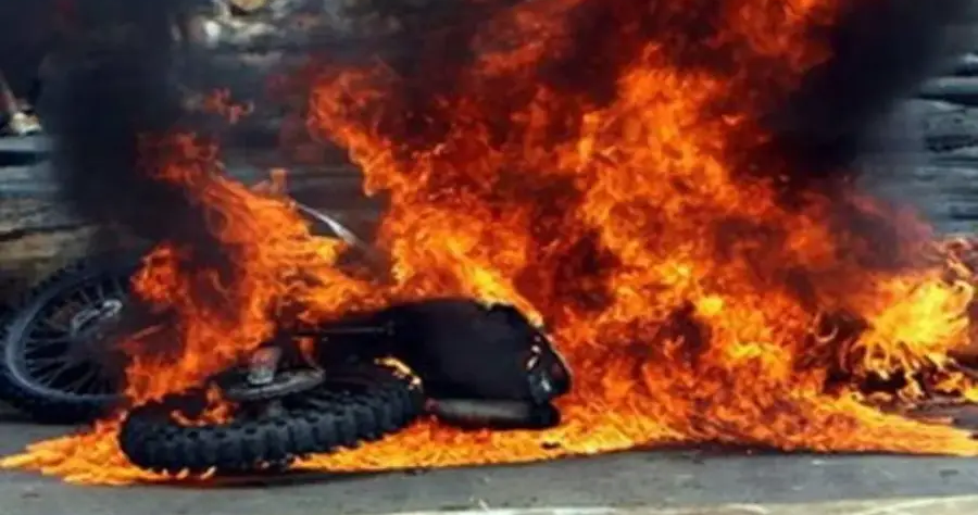 Πέρασαν χειροπέδες σε 16χρονο για εμπρησμό μοτοποδηλάτου στη Λευκωσία-Κλάπηκε την ίδια νύχτα