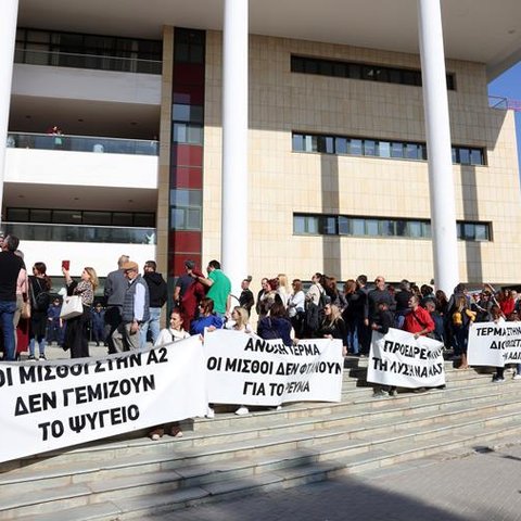 Διαμαρτυρήθηκαν έξω από το Υπ. Οικονομικών οι χαμηλόμισθοι του δημοσίου-Συνεχίζουν και την Τρίτη (Pics)