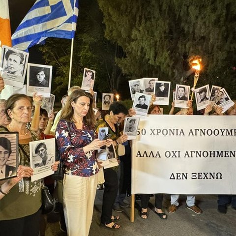 «Πενήντα χρόνια αγνοούμενοι, όχι αγνοημένοι»-Λαμπαδοφορία συγγενών αγνοουμένων στη Λευκωσία