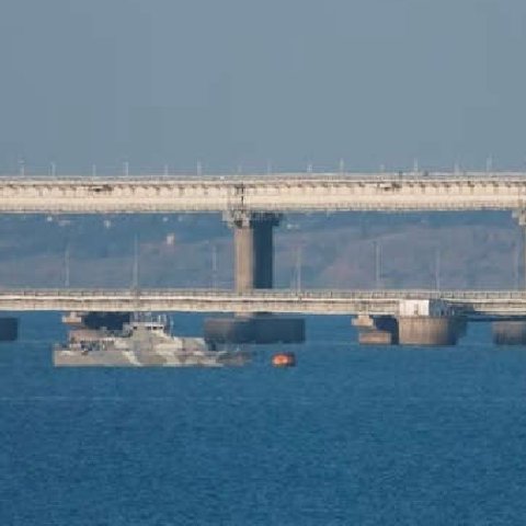 Η ουκρανική υπηρεσία ασφαλείας έπληξε με εκρηκτικά τη γέφυρα της Κριμαίας