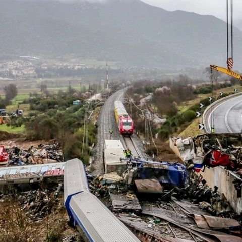 Εντοπίστηκε το «μαύρο» κουτί του Intercity στα συντρίμμια των βαγονιών στα Τέμπη