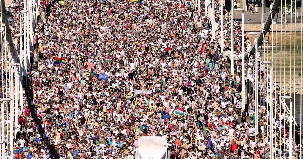 ΒΙΝΤΕΟ: Μεγαλειώδης συμμετοχή στο Budapest Pride παρά την απαγόρευση