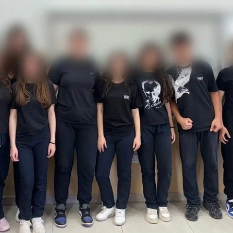 Μαθητές στα κατεχόμενα πήγαν σχολείο ντυμένοι στα μαύρα για να διαμαρτυρηθούν για τη μαντίλα