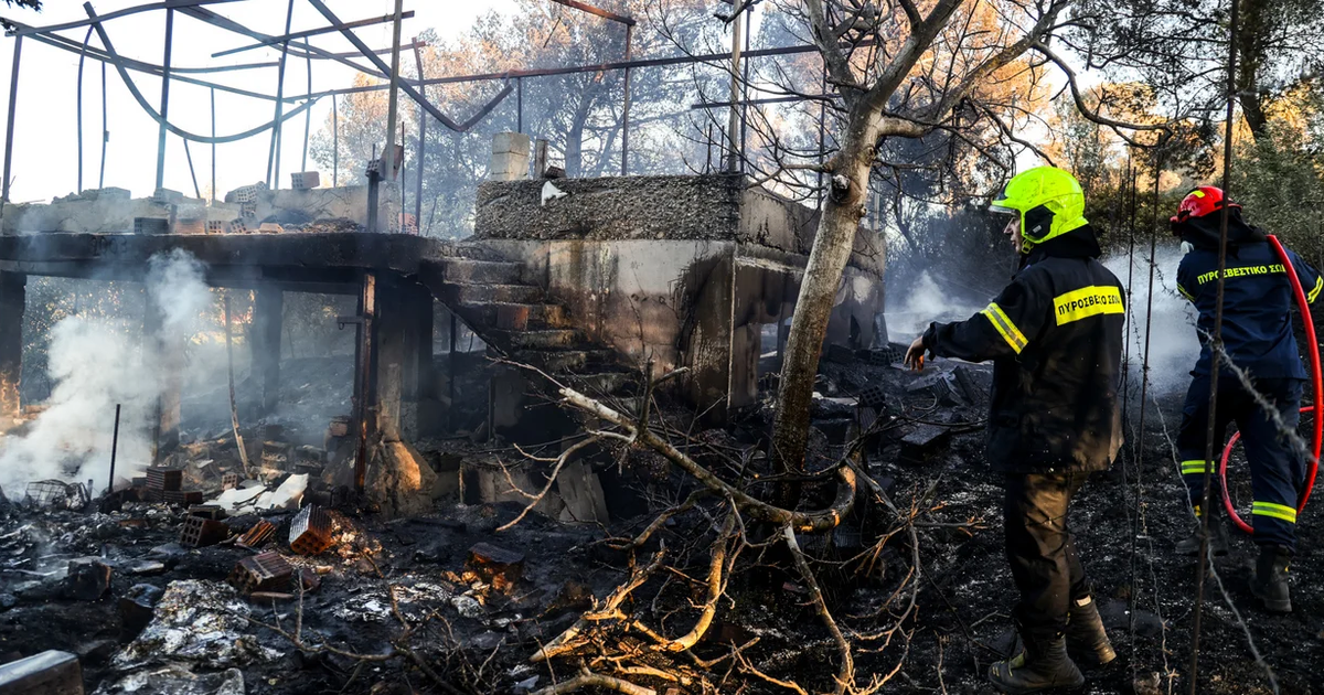Σε ύφεση η φωτιά στη Ραφήνα-Κάηκαν σπίτια, εκκενώθηκαν οικισμοί και απεγκλωβίστηκαν κάτοικοι (pics)