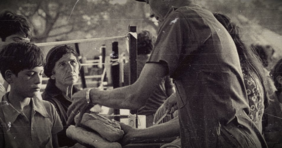 «Μόλις που προλάβαμε να περάσουμε το δρόμο, τρία λεπτά μετά έπεσε οβίδα… Θα ήμασταν θρύψαλα»