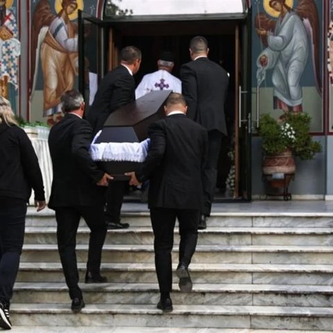 Η τραγική κραυγή του ιερέα που κήδεψε την δολοφονημένη κόρη του στη Λάρισα-«Γιατί παιδί μου;»