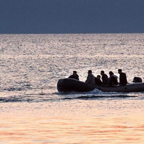 Νέα βάρκα εντοπίστηκε ανοιχτά της Κύπρου-Οδηγείται στο λιμάνι Λάρνακας