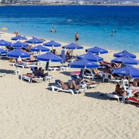 Φρενάρει τις… κρατήσεις με πετσέτες σε παραλίες ο Δήμος Παραλιμνίου-Προανήγγειλε δραστικά μέτρα