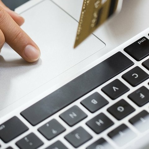 Ενημερώνει για τις διαδικτυακές αγορές η Υπ. Προστασίας Καταναλωτή-Όσα ισχύον για φόρο και ΦΠΑ