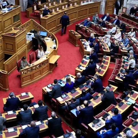 Μάχη στη Βουλή της Ελλάδας για την πρόταση δυσπιστίας-Πυρά κατά Ανδρουλάκη από Κυβέρνηση