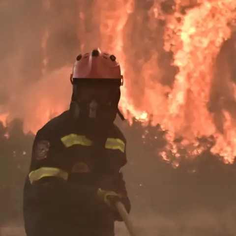 Εκτός ελέγχου η φωτιά στον Ωρωπό-Εκκενώθηκε το Ασπροχώρι, απομακρύνθηκαν πολίτες από 35 σπίτια