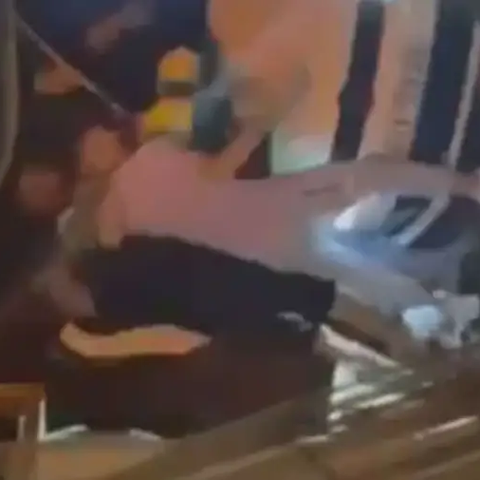 Καρέ καρέ ο άγριος ξυλοδαρμός υπαλλήλου καθαριότητας στην Ελλάδα-Τον ξυλοκόπησαν γιατί ήθελαν να τον προσπεράσουν Καρέ καρέ ο άγριος ξυλοδαρμός υπαλλήλου καθαριότητας στην Ελλάδα-Τον ξυλοκόπησαν γιατί ήθελαν να τον προσπεράσουν