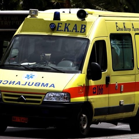 Εθελόντρια πυροσβέστης παρασύρθηκε από όχημα την ώρα κατάσβεσης φωτιάς στην Ελλάδα