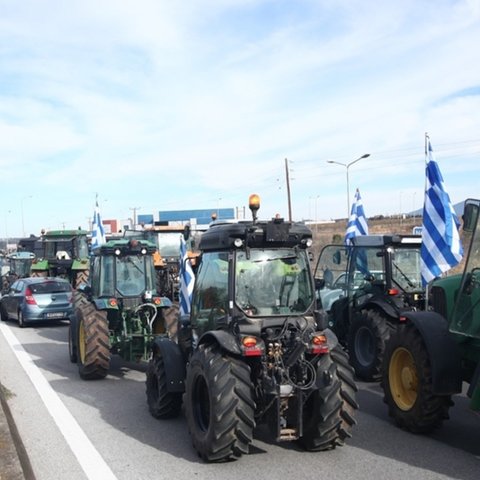 Κλιμακώνουν τις κινητοποιήσεις τους οι αγρότες στην Ελλλάδα-Πού στήνονται μπλόκα