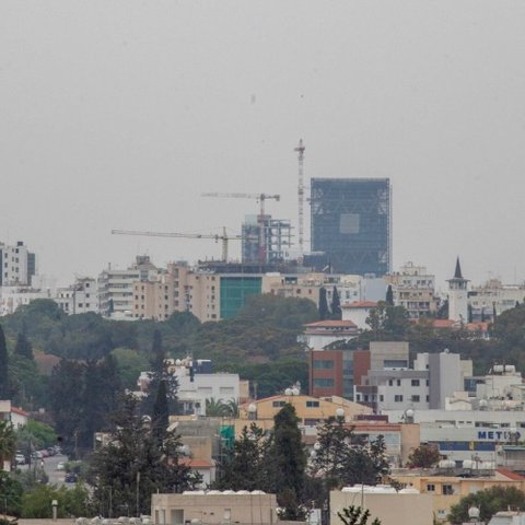 Πτώση της θερμοκρασίας αλλά με σκόνη, βροχές και δυνατούς ανέμους