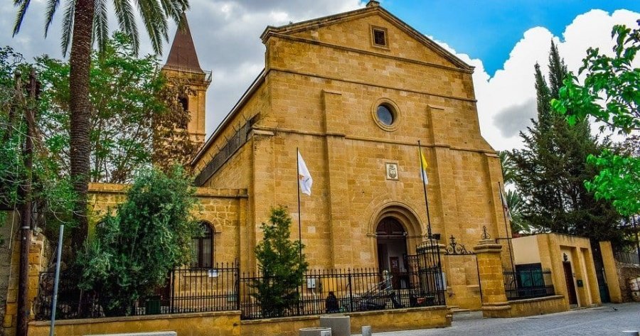 Χειροπέδες σε 27χρονο για τους βανδαλισμούς σε καθολική εκκλησία στη Λευκωσία Χειροπέδες σε 27χρονο για τους βανδαλισμούς σε καθολική εκκλησία στη Λευκωσία