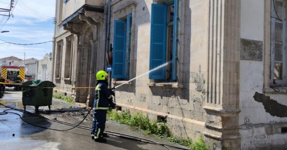 Λαμβάνονται καταθέσεις για την πυρκαγιά σε εγκαταλελειμμένο κτήριο στη Λάρνακα-Παραμένει αποκλεισμένη η σκηνή