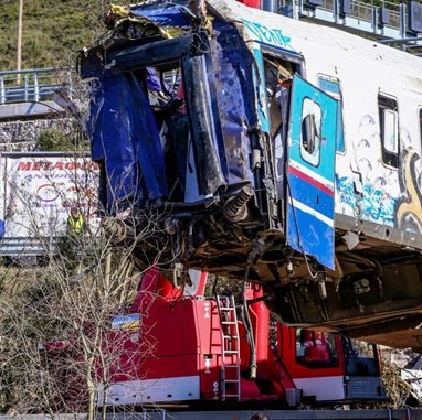 «Πενθώ το παιδί μου και ακούω ότι μετέφερε παράνομο φορτίο» ξεσπά η μητέρα του μηχανοδηγού της εμπορικής αμαξοστοιχίας