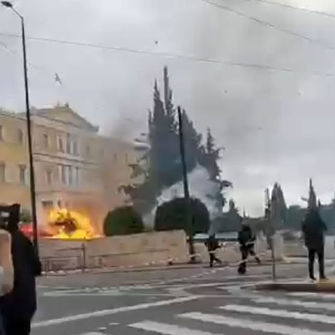 ΒΙΝΤΕΟ: Επεισόδια και στο Σύνταγμα-Πέταξαν μολότοφ στο προαύλιο της Βουλής