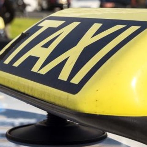 Προς ρύθμιση το θέμα ανανέωσης αδειών οδηγών ταξί που έχασαν την άδεια λόγω παραπτωμάτων