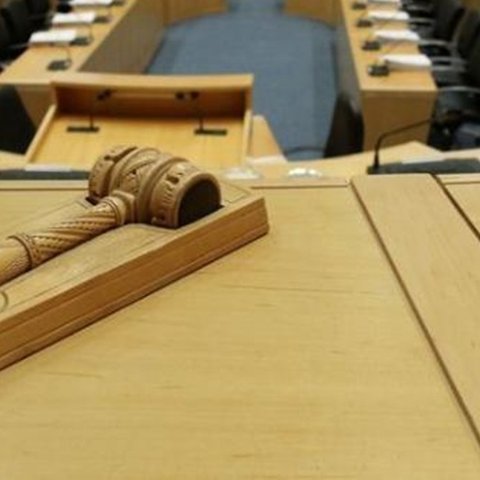 Η Βουλή ψήφισε παράταση αδειοδότησης βιομηχανικών εκπομπών χωρίς πολεοδομικές άδειες