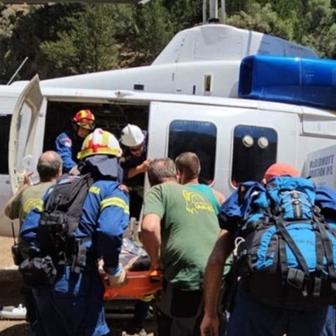 Κρίσιμα ο τουρίστας που ακρωτηριάστηκε από πτώση βράχων μετά τον σεισμό στη Κρήτη (Pics)