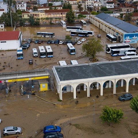 Στους 15 οι νεκροί από την κακοκαιρία στην Ελλάδα-Παρασύρθηκε από τα ορμητικά νερά το όχημα του 42χρονου