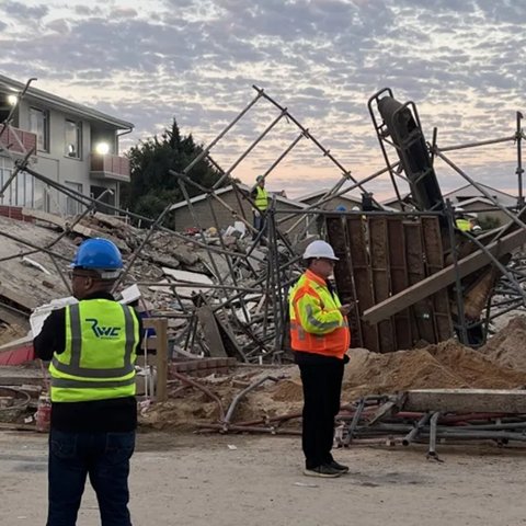 Ζωντανός ανασύρθηκε άνδρας από τα ερείπια κτιρίου που κατέρρευσε πριν από πέντε ημέρες