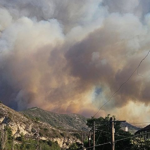LIVE: Πύρινος εφιάλτης, εκκενώνεται η μια κοινότητα μετά την άλλη-Κατευθύνεται προς Κοιλάνι η λαίλαπα, ένας εγκαυματίας