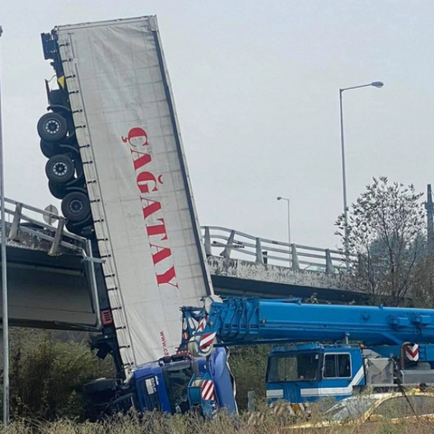 ΒΙΝΤΕΟ: Από τις 09:30 προσπαθούν να απομακρύνουν το φορτηγό που κατέπεσε από γέφυρα στην Ελλάδα