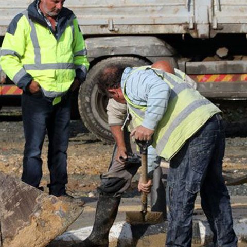 Έπιασαν δουλειά τα συνεργεία στη Λεμεσό, αφαιρούν πανό υποψηφίων από τους δρόμους