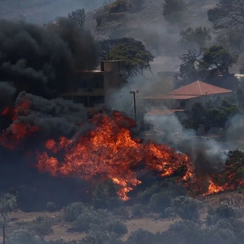 Ανεξέλεγκτη η πυρκαγιά στην Κερατέα-Καμένα σπίτια, εκκενώσεις οικισμών και μάχη με τους ανέμους (Vid&pics)