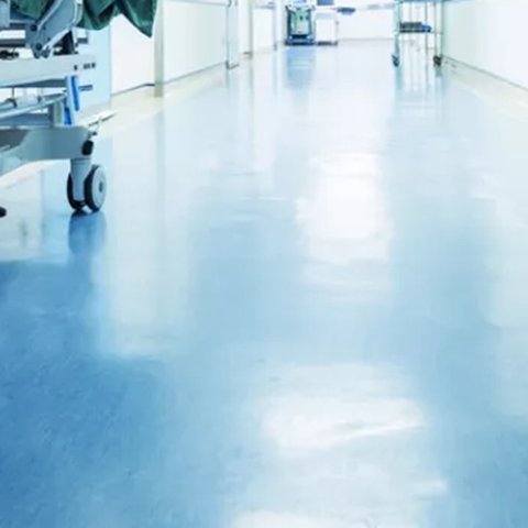 Σε σοβαρή κατάσταση 24χρονος που έπεσε από μπαλκόνι ύψους δέκα μέτρων