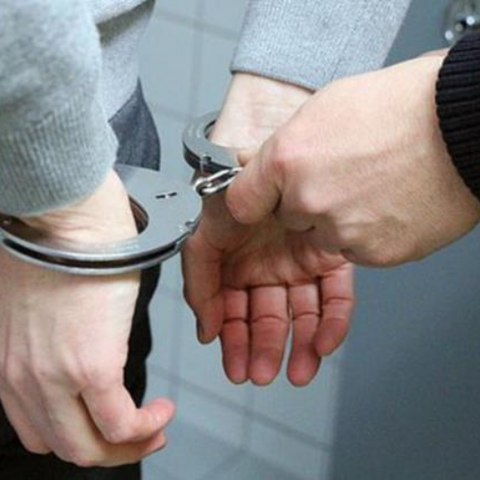 Έρευνα σε οικία αποκάλυψε ναρκωτικά, μεγάλο χρηματικό ποσό και όπλο-Συνελήφθη 46χρονος