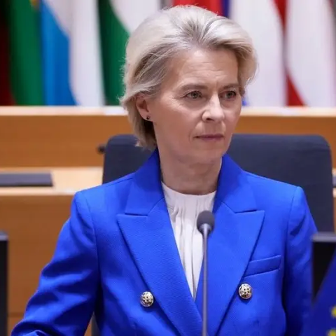 Politico: Κατατέθηκε η πρόταση μομφής κατά της Φον ντερ Λάιεν