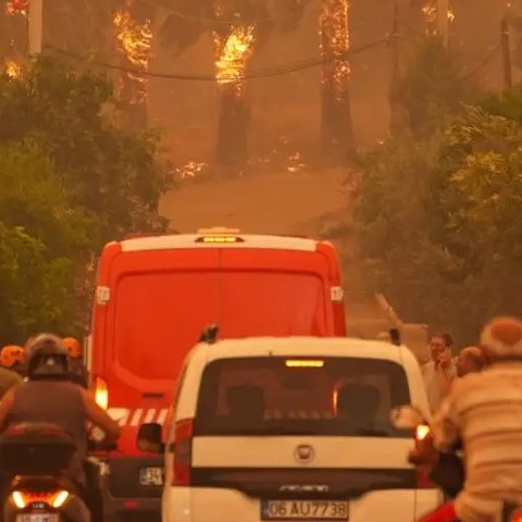 Για τρίτη μέρα εκτός ελέγχου η πυρκαγιά στη Σμύρνη-Κάηκαν σπίτια
