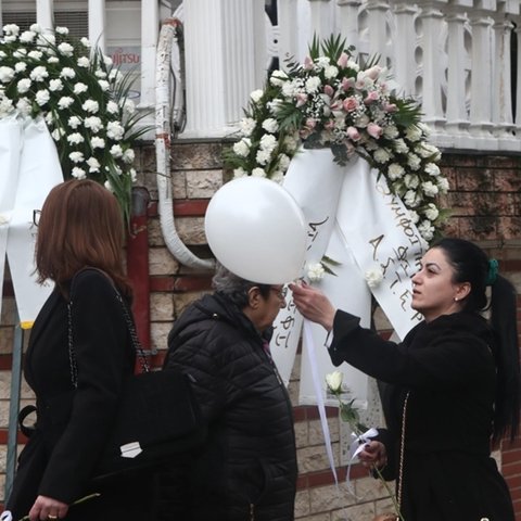Στιγμές αρχαίου δράματος στις κηδείες των θυμάτων-Κουφέτα και λευκά μπαλόνια στη μνήμη τους